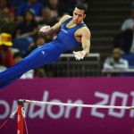 LONDRES. El estadounidense Danell Leyva realiza su ejercicio de barra horizontal durante la final del concurso múltiple individual de gimnasia artística masculino durante los Juegos Olímpicos de 2012. Foto: EFE