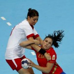 LONDRES. La jugadora de la selección española Carmen Martín (d) pugna un balón con la jugadora de Dinamarca Christina Krogshede durante el partido de la fase de grupos del torneo olímpico de balonmano. Foto: EFE