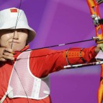 LONDRES. La arquera china Ming Cheng durante su participación en la competición de tiro con arco individual en los Juegos Olímpicos en Londres. Foto: EFE