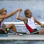 DORNEY. Las danesas Anne Lolk Thomsen (izq) y Juliane Rasmussen se dan la mano tras haber cruzado la línea de meta en la semifinal de doble scull ligero femenino de la competición de remo de los Juegos Olímpicos de Londres 2012. Foto: EFE