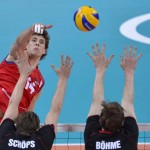 LONDRES. El serbio Aleksandar Atanasijevic (d) golpea la bola ante la defensa alemana durante su encuentro de la ronda preliminar de voleibol masculino entre Alemania y Serbia de los Juegos Olímpicos de Londres 2012. Foto: EFE
