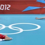 LONDRES. Varios jugadores serbios en el suelo devastados tras perder su encuentro ante Alemania de la ronda preliminar de voleibol masculino de los Juegos Olímpicos de Londres 2012. Foto: EFE