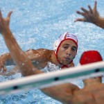 LONDRES. El jugador de la selección española Marc Minguell (detrás) intenta superar al portero de Australia Joel Dennerley durante su partido de la fase grupos del torneo olímpico de waterpolo en el Centro Acuático de Londres. Foto: EFE