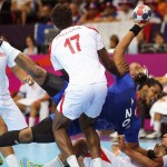 LONDRES. El francés Cedric Sorhaindo (centro) lucha por el balón con los turcos Issam Tej (dcha) y Wael Jallouz (izda) durante el partido que enfrentó a ambas selecciones en la ronda preliminar de la competición de balonmano de los Juegos Olímpicos. Foto: EFE