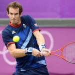 LONDRES. El tenista escocés Andy Murray devuelve la pelota al español Nicolás Almagro durante los cuartos de final masculinos de tenis disputados en Wimbledon, durante los Juegos Olímpicos de 2012. Foto: EFE