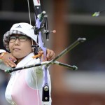 LONDRES. La surcoreana Sung Jin Lee compite en el torneo de tiro con arco femenino de los Juegos Olímpicos de Londres 2012. Foto: EFE