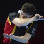 LONDRES. El alemán Dimitrij Ovtcharov sirve sobre Chih-Yuan Chuang, de Taiwán, durante su partido de tenis de mesa por la medalla de bronce en los Juegos Olímpicos Londres 2012. Foto: EFE