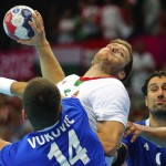 LONDRES. El húngaro Gabor Csaszar (c) lucha por el balón con los croatas Drago Vukovic (i) e Igor Vori (d) durante el partido que enfrentó a ambas selecciones en la ronda preliminar de la competición de balonmano de los Juegos Olímpicos. Foto: EFE