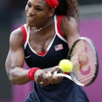LONDRES. La tenista estadounidense Serena Williams durante el partido que ha disputado contra la danesa Caroline Wozniacki en la sexta jornada del torneo de tenis olímpico celebrado en Wimbledon. Foto: EFE