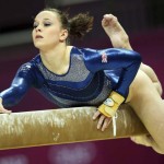 LONDRES. La británica Hannah Whelan durante su ejercicio de barra fija en el concurso múltiple individual femenino durante en los Juegos Olímpicos de 2012. Foto: EFE