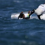 WEYMOUTH. Los sudafricanos Jim Asenathi (i) y Roger Hudson vuelcan durante la segunda carrera de la primera jornada de competición en la categoría 470, en aguas de la bahía de Weymouth, sede de vela de Londres 2012. Foto: EFE