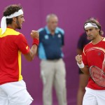 LONDRES. Los españoles David Ferrer,d, y Feliciano López,iz., durante el partido de dobles que disputaron contra los croatas Marin Cilic e Ivan Dodig en la sexta jornada del torneo de tenis olímpico de Londres. Foto: EFE