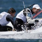WEYMOUTH. Los argentinos Lucas Calabrese (i) y Juan de la Fuente durante la primera jornada de competición en la categoría 470, en la sede olímpica de vela de Londres 2012. Foto: EFE