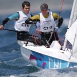 WEYMOUTH. Los chilenos Diego González (d) y Benjamín Grez, durante la primera jornada de competición en la categoría 470 en la que han finalizado vigésimo séptimos en la general con un parcial 27-21, en aguas de la bahía de Weymouth, sede olímpica de vela de Londres 2012. Foto: EFE