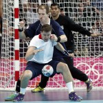 LONDRES. El jugador de Argentina Andrés Kogovsek (detrás) defiende la acción del jugador de Gran Breñana Daniel Mcmillan, en partido de la fase de grupos del torneo olímpico de balonmano en el Copper Box de Londres. Foto: EFE