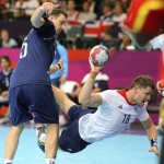 LONDRES. El argentino Pablo Sebastian Portela (i) lucha por el control del balón con el británico Daniel McMillan (d) durante el partido que enfrentó a ambas selecciones en la ronda preliminar de la competición de balonmano de los Juegos Olímpicos. Foto: EFE