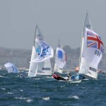WEYMOUTH. Los británicos Luke Patience y Stuart Bithel toman el liderazgo al volcar la embarcación argentina durante la competición en la categoría 470 de vela celebrada en la bahía de Weymounth. Foto: EFE