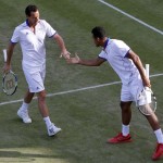 LONDRES. Los tenistas franceses Jo-Wilfried Tsonga (d) y Bruno Soares, en su partido de dobles ante los brasileños Marcelo Melo y Bruno Soares correspondiente al torneo olímpico de tenis en el All England Club de Wimbledon. Foto: EFE