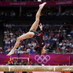 LONDRES. Los jueces observan la actuacion de la gimnasta guatemalteca Ana Sofía Gomez Porras durante su ejercicio en la barria de equilibrio en la competición de gimnasia artística de los Juegos Olímpicos de Londres 2012. Foto: EFE
