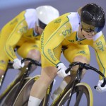 LONDRES. Las ciclistas australianas Kaarle McCulloch (i) y Anna Meares (d) compiten en la prueba de velocidad por equipos, durante las pruebas de ciclismo de pista de los Juegos Olímpicos 2012. Foto: EFE