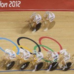 LONDRES. Fotografía multiexpuesta que muestra al equipo de Colombia durante una vuelta de calentamiento previa a la prueba de persecución por equipos, durante las pruebas de ciclismo de pista de los Juegos Olímpicos 2012. Foto: EFE