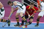LONDRES. El jugador de España Ramón Alegre (c) lucha por la bola con Austin Smith (i), de Australia, en su partido de la fase de grupos de la competición olímpica de hockey en el Riverbank Arena de Londres. Foto: EFE