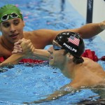 LONDRES. El estadounidense Michael Phelps (dcha) estrecha la mano del sudafricano Chad le Clos, ganador de la plata, tras su victoria en la final de los 100 metros mariposa masculino en la competición de natación en los Juegos Olímpicos en Londres 2012. Foto: EFE
