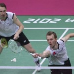 LONDRES. Los daneses Mathias Boe (i) y Carsten Mogensen compiten contra el equipo surcoreano en la semifinal de dobles masculino de la competición de bádminton en los Juegos Olímpicos de Londres 2012. Foto: EFE