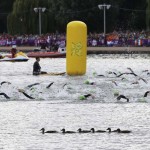LONDRES. Competidoras durante la prueba de natación en la competición de Triatlón de los Juegos Olímpicos de 2012. Foto: EFE