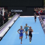 LONDRES. La triatleta suiza Nicola Spring (d), medalla de oro; la sueca Lisa Norden (i), medalla de plata y la australiana Erin Densham (c), medalla de bronce, esrpintan al final de la prueba de triatlón, correspondiente a los Juegos Olímpicos de Londres 2012. Foto: EFE