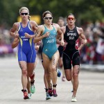 LONDRES. La suiza Nicola Spirig (d), oro, la sueca Lisa Norden (i), plata, y la australiana Erin Densham, (c), bronce, durante la prueba de triatlón femenino de los Juegos Olímpicos de Londres 2012. Foto: EFE