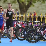 LONDRES. El triatleta español Javier Gómez (c), plata, y el británico Alistair Brownlee (d), oro, compiten en el triatlón masculino de los Juegos Olímpicos de Londres 2012. Foto: EFE