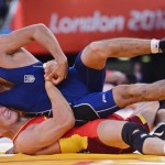 LONDRES. El chino Shujin Li (rojo) se enfrenta al ucraniano Vyugar Ragymjov durante un combate de lucha grecorromana en la categoría de 74 kilos de los Juegos Olímpicos de Londre 2012. Foto: EFE