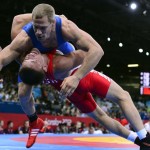 LONDRES. El lituano Aleksandr Kazakevic (rojo) se enfrenta al húnbaro Peter Bacsi durante un combate de lucha grecorromana en la categoría de 74 kilos de los Juegos Olímpicos de Londre 2012. Foto: EFE