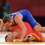 LONDRES. El cubano Gustavo Balart (rojo) se enfrenta al húnbaro Peter Modos durante un combate de lucha grecorromana en la categoría de 55 kilos de los Juegos Olímpicos de Londre 2012. Foto: EFE