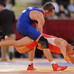 LONDRES. El cubano Gustavo Balart (rojo) se enfrenta al húnbaro Peter Modos durante un combate de lucha grecorromana en la categoría de 55 kilos de los Juegos Olímpicos de Londre 2012. Foto: EFE