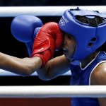 LONDRES. La brasileña Erica Matos (i) lucha con la venezolana Karlha Magliocco, en el primer combate de boxeo entre mujeres en unos Juegos Olímpicos, en el ExCeL de Londres. Foto: EFE