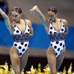 LONDRES. Las españolas Andrea Fuentes y Ona Carbonell ejecutan su ejercicio de rutina técnica de dúo de la competición olímpica de natación sincronizada en Londres. Foto: EFE
