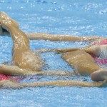 LONDRES. Las nadadoras mexicanas Isabel Delgado Plancarte y Nuria García Diosdado realizan su ejercicio de rutina técnica de dúos, en el primer día de competición de la natación sincronizada en el Centro Acuático de Londres 2012. Foto: EFE
