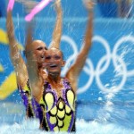 LONDRES. Las ucranianas Daria Iushko y Kseniya Sydorenko ejecutan su ejercicio de rutina técnica de dúo de la competición olímpica de natación sincronizada en Londres. Foto: EFE