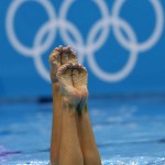 LONDRES. Las españolas Andrea Fuentes y Ona Carbonell ejecutan su ejercicio de rutina técnica de dúo de la competición olímpica de natación sincronizada en Londres. Foto: EFE