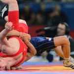 LONDRES. El luchador danés Erik Haakan Nyblom (rojo) se enfrenta al iraní Mohammad Hamid Soryan Reihanpour durante un combate de lucha grecorromana en la categoría de 55 kilos de los Juegos Olímpicos de Londre 2012. Foto: EFE
