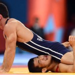 LONDRES. El luchador surcoreano Gyujin (rojo) se enfrenta al azerbaiyano Rovshan Bayramov durante un combate de lucha grecorromana en la categoría de 55 kilos de los Juegos Olímpicos de Londre 2012. Foto: EFE