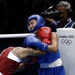 LONDRES. La brasileña brasileña Adriana Araujo (rojo) en su combate con Saida khassenova(azul) en la cateforía de + 75 kg en el torneo de boxeo de los Juegos Olímpicos de Londres. Foto: EFE