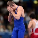LONDRES. El luchador húngaro Peter Modos se lamenta tras perder ante el iraní Mohammad Hamid Soryan Reinhanpour durante un combate de lucha grecorromana en la categoría de 55 kilos de los Juegos Olímpicos de Londres 2012. Foto: EFE