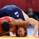 LONDRES. El luchador georgiano Zurabi Datunashvili (azul) se enfrenta al azerbaiyano Emin Ahmadov durante un combate de lucha grecorromana en la categoría de 74 kilos de los Juegos Olímpicos de Londres 2012. Foto: EFE