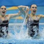 LONDRES. Las rusas Natalia Ishchenko y Svetlana Romashina ejecutan su ejercicio de rutina técnica de dúo de la competición olímpica de natación sincronizada en Londres. Foto: EFE