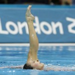 LONDRES. Las chinas Xuechen Huang y Ou Liu ejecutan su ejercicio de rutina técnica de dúo de la competición olímpica de natación sincronizada en Londres. Foto: EFE