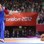 LONDRES. El luchador de Irán Hamid Mohammad Soryan Reihanpour (rojo) celebra su medalla de oro al enfrentar a Rovshan Bayramov de Azerbaiyán, durante un combate de lucha grecorromana masculina en la categoría de 55 kilos de los Juegos Olímpicos de Londres 2012. Foto: EFE