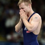 LONDRES. El luchador de Dinamarca Haakan Erik Nyblom (azul) se lamenta tras perder la medalla de bronce tras enfrentar a Peter Modos de Hungría, durante un combate de lucha grecorromana masculina en la categoría de 55 kilos de los Juegos Olímpicos de Londres 2012. Foto: EFE